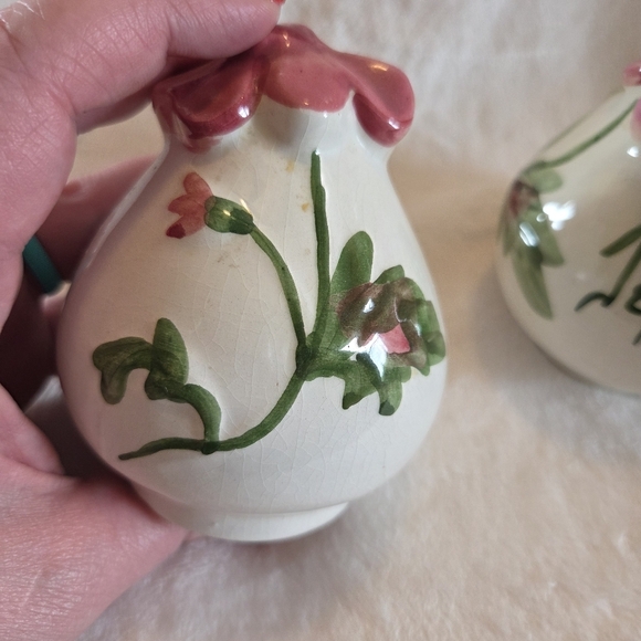 Vintage Ceramic Handpainted Embossed  Pink Flower Floral Salt Pepper Shakers - Picture 4 of 12